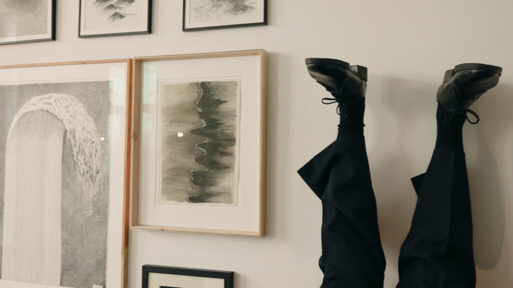 Frank and Jamie (2002), œuvre de Maurizio Cattelan représentant deux policiers new-yorkais installés la tête en bas contre un mur dans les bureaux de HB & Associés avec Gilles Hittinger-Roux